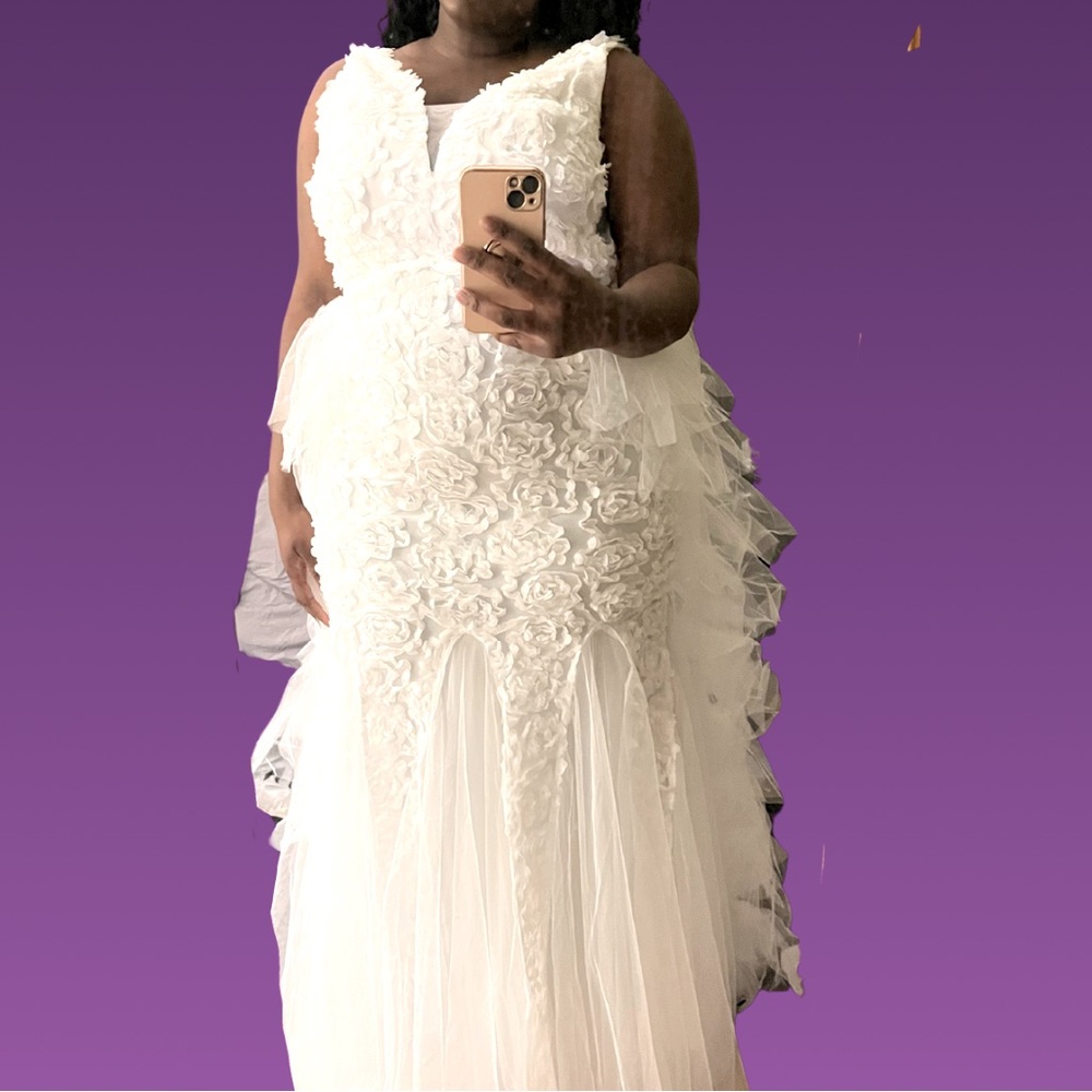 Beautiful white rose wedding dress size 12/XLarge